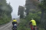 Ciclistas enfrentam a chuva ba Carretera Austral, no sul do Chile